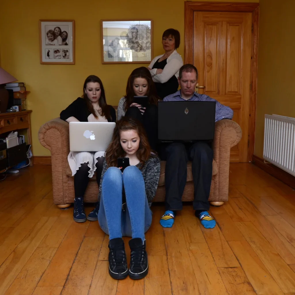 Screen Time Limits: Building a Healthy Family Culture Without Conflict 3 Split-screen visual comparing disconnected digital use versus meaningful face-to-face family interaction.
Screen time limits, Healthy family culture, Managing screen time, Family screen time rules, Reducing screen time without conflict